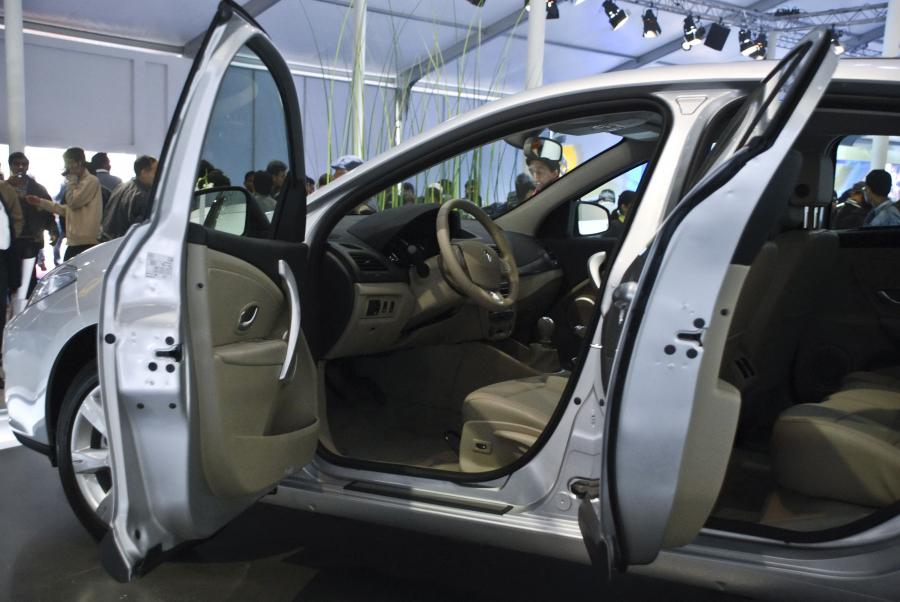  Renault Fluence 2010 года  (фото 53 из 146)